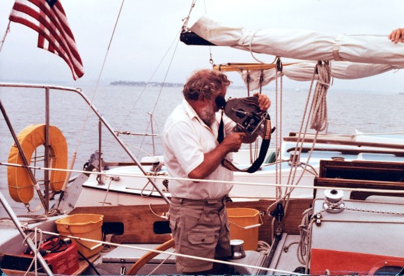 Le navigateur Jean Lacombe en train de filmer avec sa caméra 16 mms. Photo de Toni Austin, sa dernière compagne à New-York